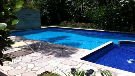 Charming house in gated community with 4 bedrooms and serv. Beach