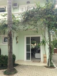 Charming house in gated community with 4 bedrooms and serv. Beach