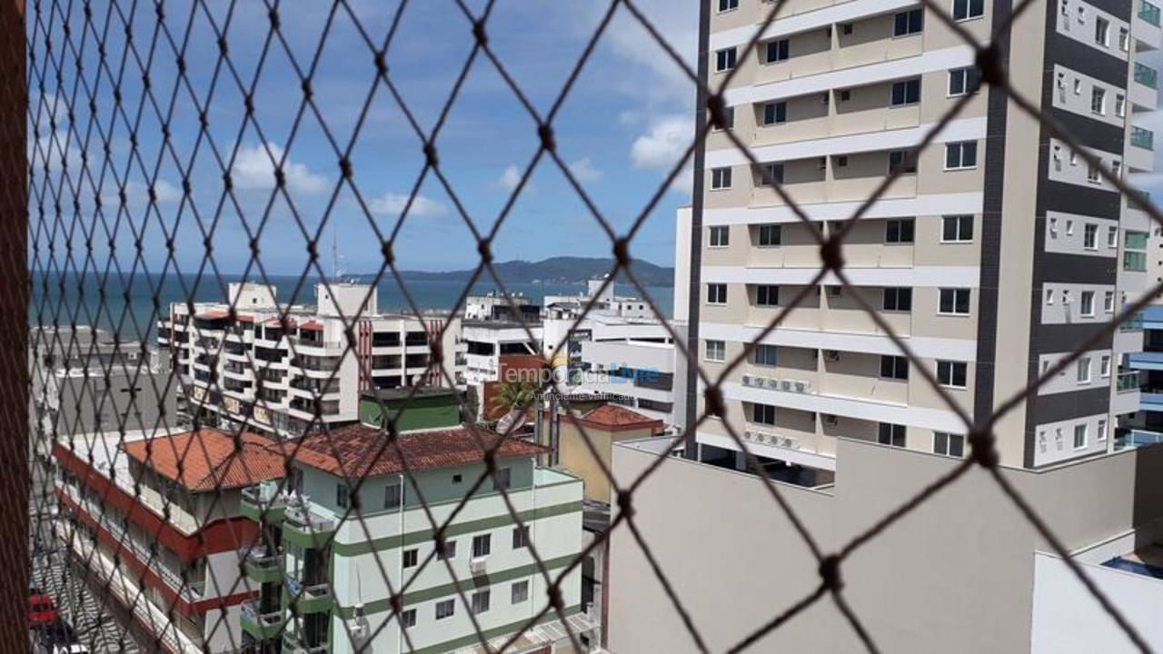 Ótimo apto bem no centro da Meia Praia, apenas 100 metros do mar.