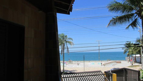 House on the beach of Boiçucanga condominium Sol de Boiçucanga, foot in the sand