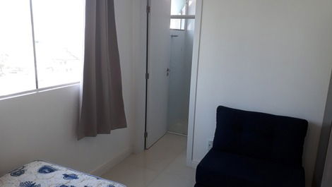 APARTAMENTO, 02 SUÍTES C/AR, WI FI, 02 VAGAS DE GARAGEM E SACADA