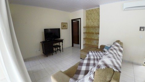 Casa com 03 dormitórios a 100 metros da praia de Bombas