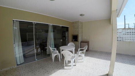 House with 03 bedrooms 100 meters from the beach of Bombas