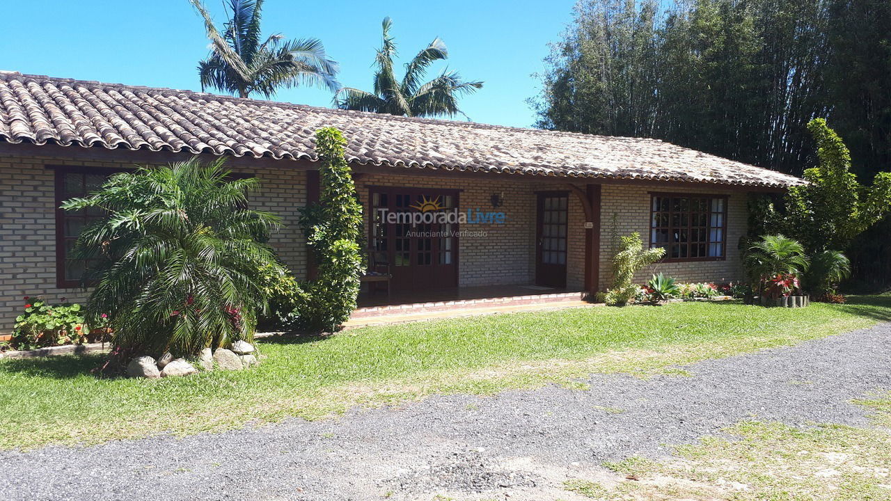 Casa para aluguel de temporada em Imbituba (Praia do Rosa)