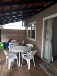 Casa de 3 quartos à 180 m da Praia de Mariscal (Residencial Magali)