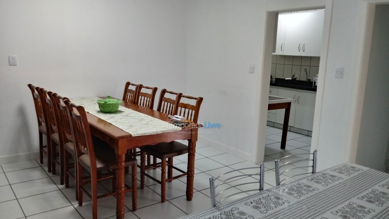 Apartamento para aluguel de temporada em Itapema (Meia Praia)