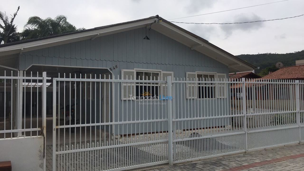 Casa para aluguel de temporada em Bombinhas (Praia de Zimbros)