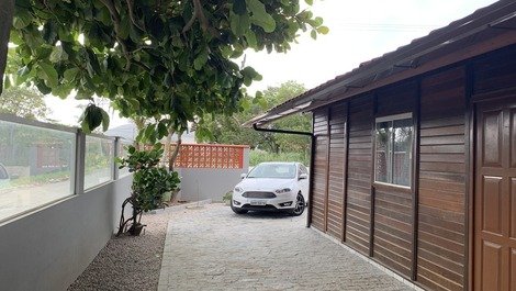 Garagem e lateral casa