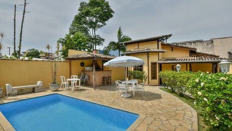 Excelente casa con piscina y Churraqueira