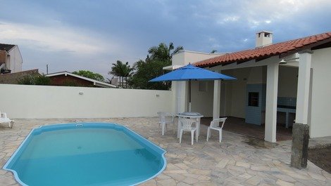 Casa piscina, 3 q (1 suite), aire, wifi, monit. 24h, 60 metros del mar.