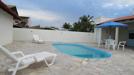 60 metros do mar, casa piscina, 3 q (1 suite), aire, wifi, monit. 24h, 60 metros del mar.