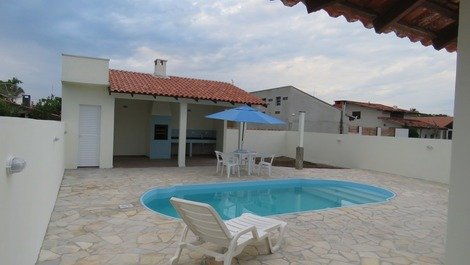 House pool, 3 q (1 suite), air, wifi, monit. 24h, 60 meters from the sea.
