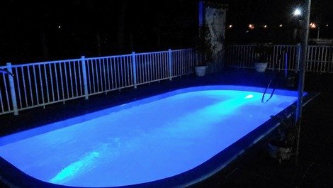 piscina iluminada a noite