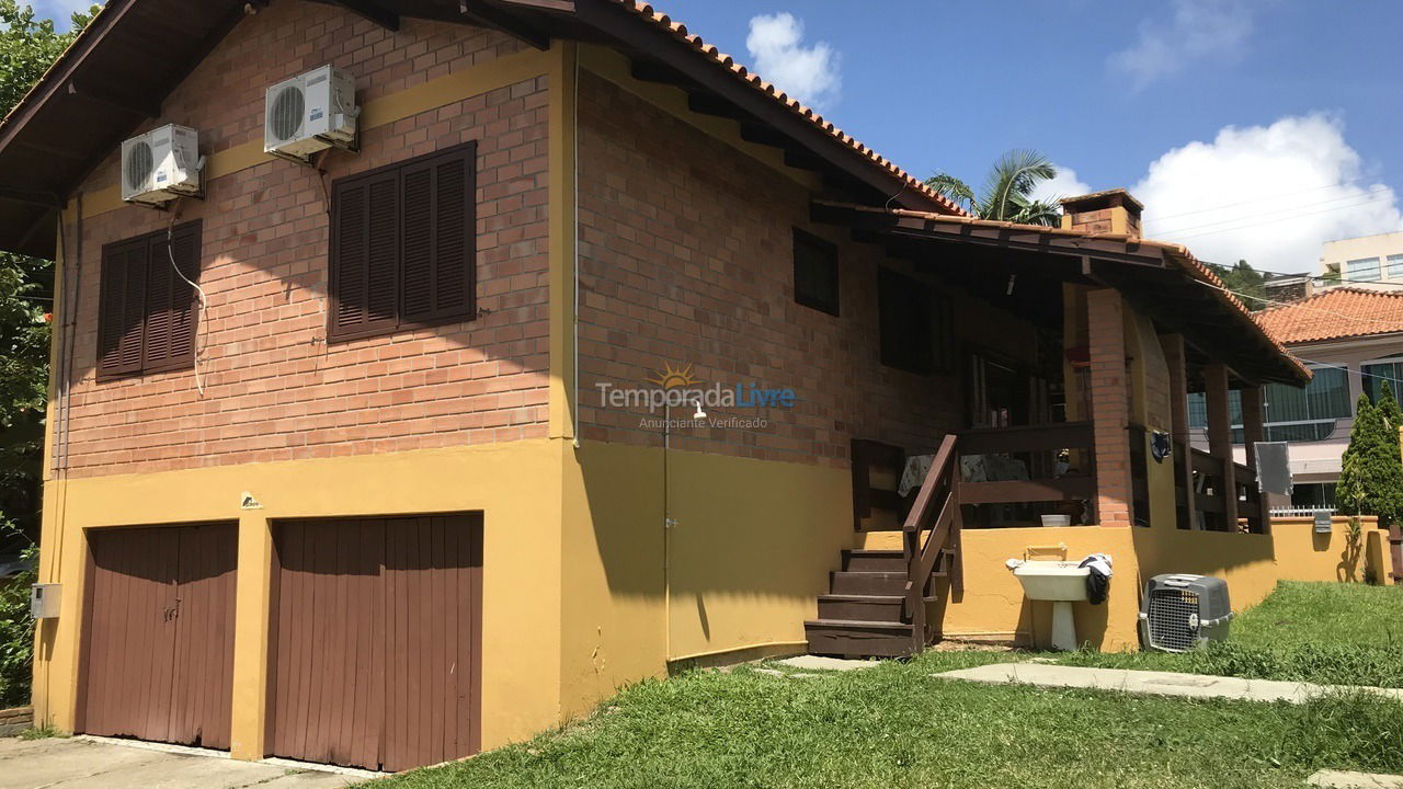 Casa para aluguel de temporada em Bombinhas (Praia de Bombinhas)