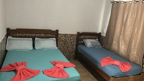 Suite com ar condicionado, 1 cama de casal e 1 cama de solteiro