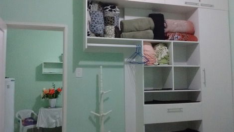 Quarto visão closet e a sala