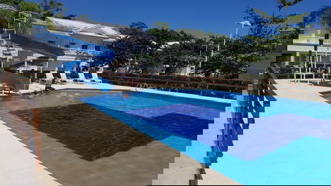 Piscina com tobogã.