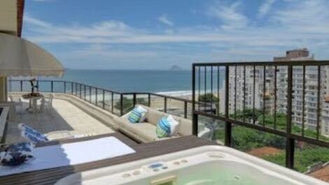Coverage - Jacuzzi, beautiful view of the beach