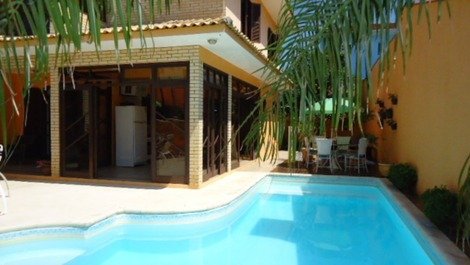 Excelente casa adosada con piscina, aire acondicionado en todas las habitaciones, a 150 metros de la playa
