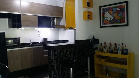 LINDO E MODERNO APARTAMENTO (PRAIA GRANDE) com WIFI E NETFLIX