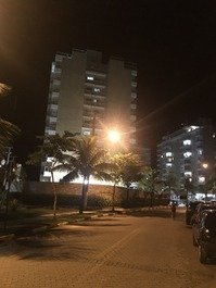 Vista noturna do Edifício Entremares