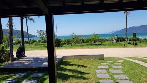 HIGH STANDARD DECK HOUSE FOOT IN SAND FRONT SEA 8 pers Lagoinha Ubatuba