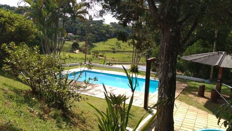 Piscina adulto e infantil com quiosque