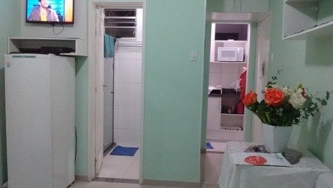 Sala visão cozinha e banheiro