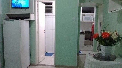Sala visão cozinha e banheiro