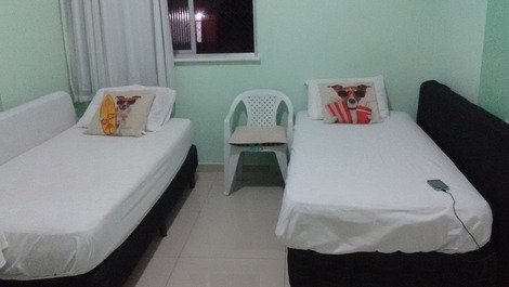 Sala com 2 camas solteiro e 2 auxiliares