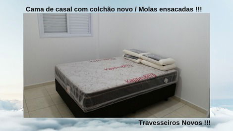 Cama de casal no quarto.