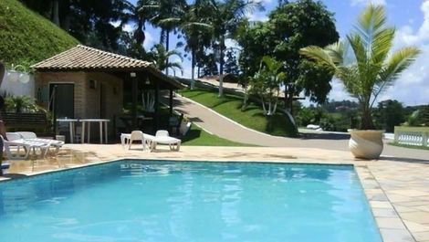 Piscina com churrasqueira