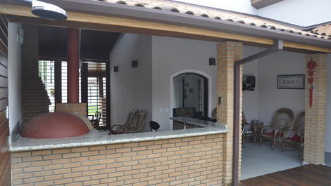 Casa em condômino e próximo à serra e ao mar