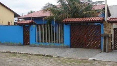 Cozy house with pool 150 meters from the beach