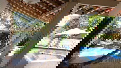 Rede na frente da piscina 