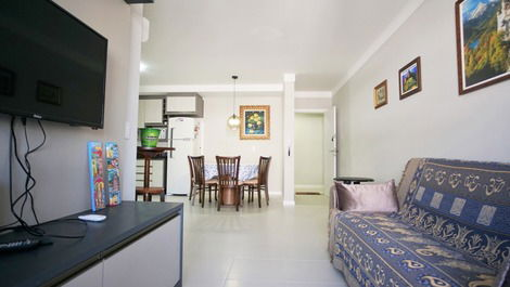 Apt full, 1 block from the sea! Sports court and pool.