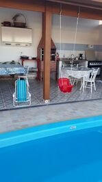 Apt with kitchen, swimming pool and shower for 10,8,6 and 3 feet. Ubatuba beach.RECANTO FAMIL.