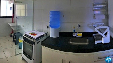 Copa e cozinha equipada com geladeira, fogão, micro ondas, talheres, copos e panelas. 