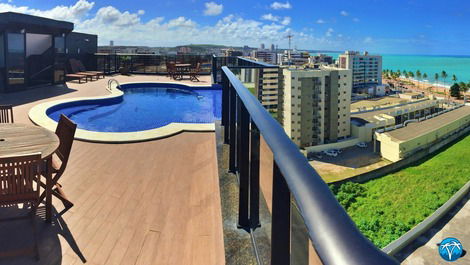 Piscina na cobertura com visão panorâmica  do mar de jatiúca.