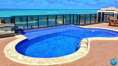 Piscina na cobertura com visão panorâmica  do mar de jatiúca.