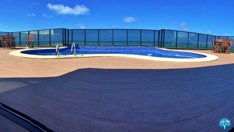 Piscina na cobertura com visão panorâmica  do mar de jatiúca.