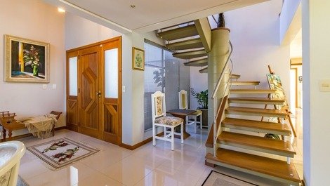 Sala de estar e escada de acesso ao pavimento superior