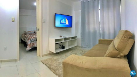 Sala com sofá retrátil e smart tv. 