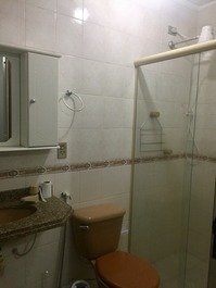 Banheiro da suíte com ducha quente