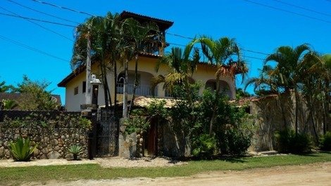 Hermosa casa a 50 m de la playa, comunidad cerrada - Tiene capacidad para 50 personas