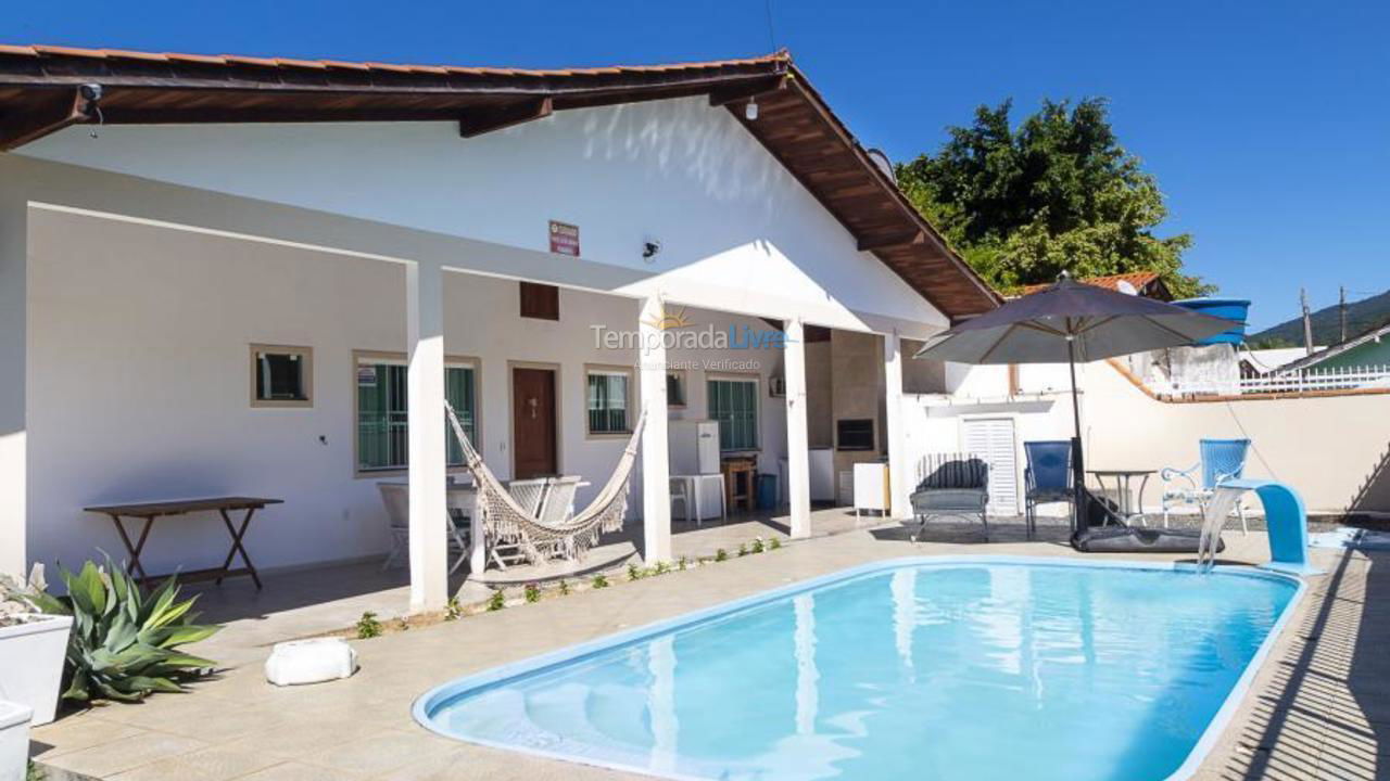 Casa para alquiler de vacaciones em Bombinhas (Praia de Zimbros)