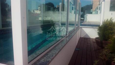 Apartamento em prédio com piscina,praia de Canasvieiras