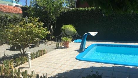 Casa de quatro dormitórios,com piscina na Cachoeira do Bom Jesus.