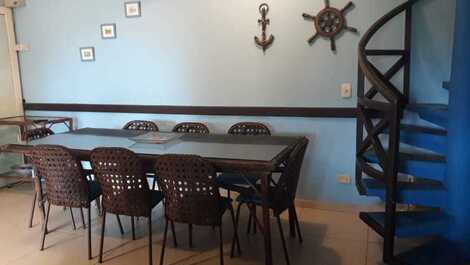 sala de jantar e escada caracol para o andar superior 