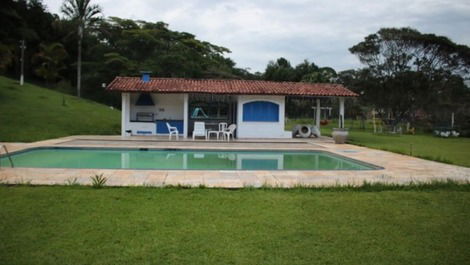 Piscina e churrasqueira externa